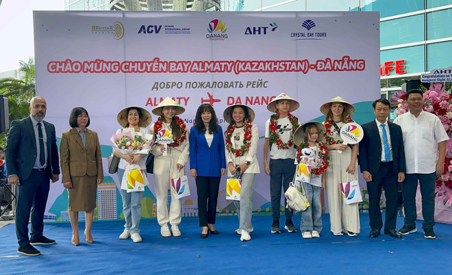 Le 2 avril à midi, le vol VJ52 de Vietjet en provenance d'Almaty (Kazakhstan) a atterri à l'aéroport international de Dà Nang, transportant près de 300 passagers internationaux pour visiter et découvrir les services touristiques de la ville éponyme du Centre du Vietnam. Photo: VNA vna-potal-da-nang-don-duong-bay-truc-tiep-den-tu-kazakhstan-7949409.jpg