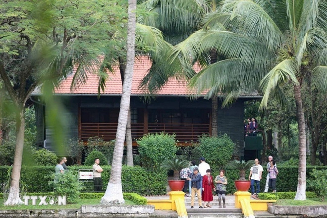 C'est dans cette demeure simple et modeste que le Président Hô Chi Minh choisit de vivre et de travailler de mai 1958 à août 1969. Ce choix en dit long sur sa personnalité et sur les valeurs qu'il incarnait : simplicité, humilité et dévouement au peuple. Photo : VNA 01-president-ho-chi-minh-relic-site.jpg