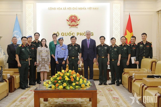 Le général de corps d’armée Hoang Xuân Chiên, vice-ministre de la Défense, le vice-secrétaire général de l’ONU, Jean-Pierre Lacroix, et les délégués lors de la rencontre. Photo: qdnd.vn anh-chup-chung.jpg