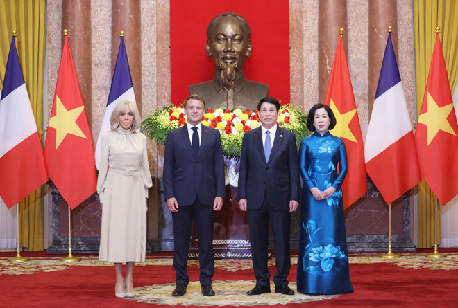 Le président Luong Cuong et son épouse (droite) et le président homologue français Emmanuel Macron et son épouse. Photo: VNA vna-potal-le-don-tong-thong-phap-emmanuel-macron-tham-cap-nha-nuoc-toi-viet-nam-8054504.jpg