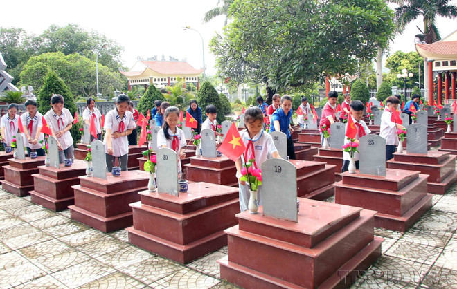 Les enfants et les membres de l’Union de la jeunesse communiste Hô Chi Minh de la province de Son La brûlent de l'encens pour commémorer les martyrs héroïques. Photo : VNA anh-1-avatar.jpg