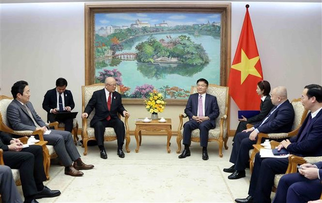 Le vice-Premier ministre Lê Thanh Long (droite) reçoit Takebe Tsutomu, conseiller spécial de l'Alliance parlementaire d'amitié Japon-Vietnam. thumbstand-2.jpg