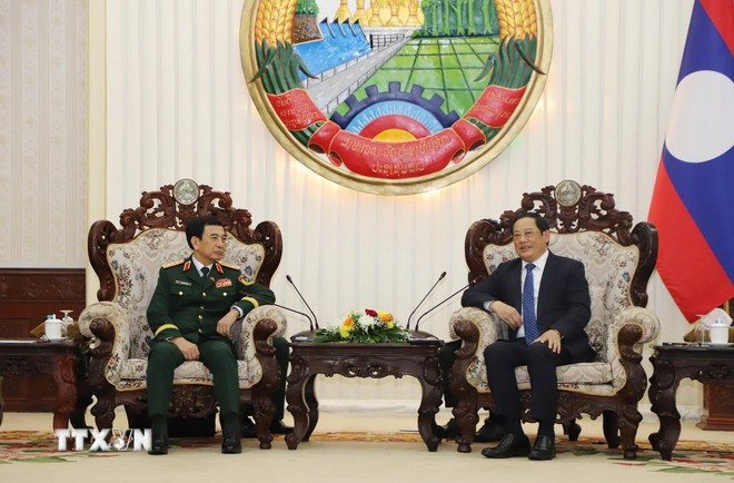 Le général Phan Van Giang, ministre de la Défense et Premier ministre lao Sonexay Siphandone (droite). Photo: VNA dai-tuong-phan-van-giang-tham-lao-1.jpg
