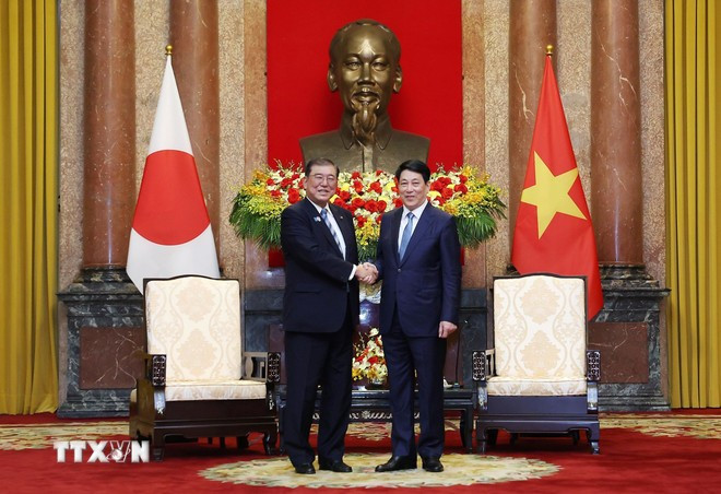 Le président de la République Luong Cuong (droite) et le Premier ministre japonais Ishiba Shigeru. Photo: VNA chu-tich-nuoc-luong-cuong-hoi-kien-thu-tuong-nhat-ban-ishiba-shigeru-ttxvn.jpg