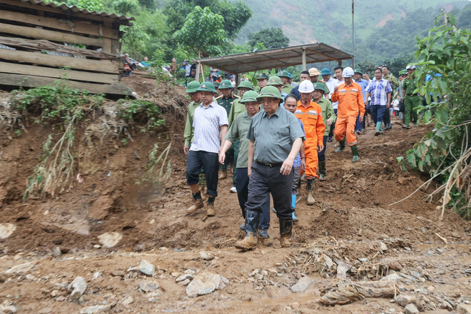 Dans l’après-midi du 3 août, le Premier ministre Pham Minh Chinh s’est rendu dans la province de Dien Bien pour encourager les sinistrés et diriger les efforts de redressement après les crues et inondations. Il a également appelé à rester vigilant face aux risques de glissements de terrain et de crues soudaines dans les jours à venir. Photo: VNA img8504-1754220167153752006039-17544171292131516420541-1754432282219-1754432283264259039253.jpg