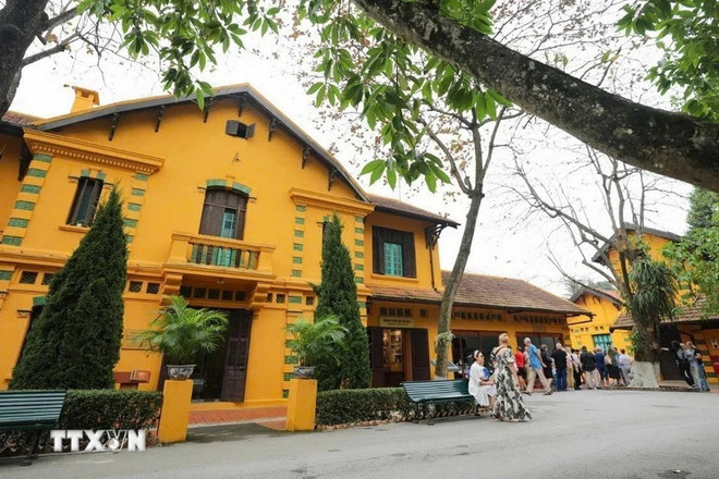 Ce complexe d’une superficie de quatorze hectares abrite plusieurs sites historiques : la maison sur pilotis, le BK1 où Hô Chi Minh recevait les cadres et signait ses directives, la salle de cuisine A, le bunker H66, la maison H67 où Hô Chi Minh vécut ses derniers jours et qui fut également la salle de réunion du Bureau politique ou encore le salon où Hô Chi Minh recevait les journalistes. Photo : VNA 03-president-ho-chi-minh-relic-site.jpg