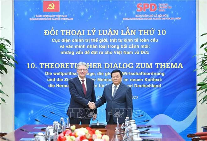 Nguyên Xuân Thang, membre du Bureau politique, président du Conseil théorique central et directeur de l’Académie nationale de politique Hô Chi Minh (droite), et Achim Post, vice-président du SPD. Photo: VNA vna-potal-trao-doi-ly-luan-chinh-tri-lan-thu-10-giua-dang-cong-san-viet-nam-va-dang-dan-chu-xa-hoi-duc-spd-stand-1.jpg