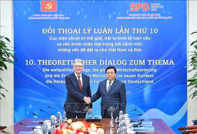vna-potal-trao-doi-ly-luan-chinh-tri-lan-thu-10-giua-dang-cong-san-viet-nam-va-dang-dan-chu-xa-hoi-duc-spd-stand-1.jpg