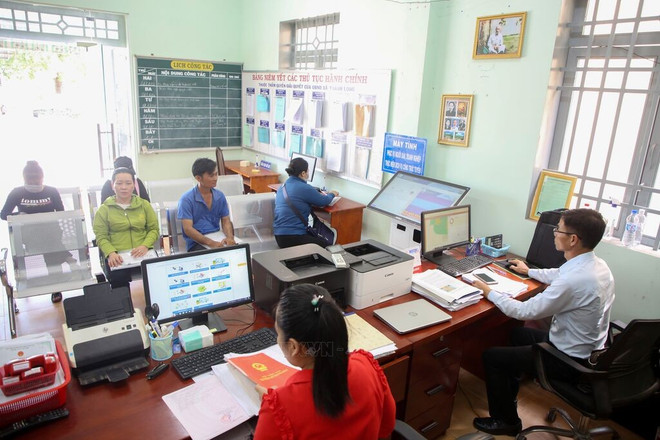 Les procédures administratives pour les citoyens sont progressivement numérisées sur les plateformes de services publics de la commune de Thanh Long, district de Chau Thanh, province de Tây Ninh. Photo: VNA tay-ninh-191224-1.jpg