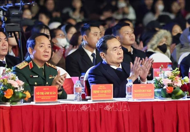 Le président de l’Assemblée nationale (AN), Trân Thanh Mân à l'événement. Photo: VNA d0ac-biet-95-nam-anh-sang-soi-duong-stand.jpg