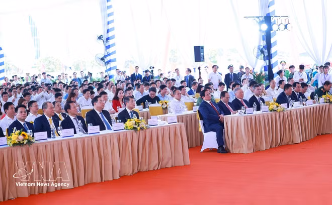 Le Premier ministre Lê Minh Hung et des délégués présents à la cérémonie de lancement des travaux de la ligne ferroviaire à grande vitesse reliant Hanoï à la province de Quang Ninh (Nord), première infrastructure de ce type à vocation interrégionale au Vietnam. Photo: VNA vnanet-potal-thu-tuong-le-minh-hung-du-le-khoi-cong-du-an-tuyen-duong-sat-toc-do-cao-ha-noi-hai-phong-8696139.jpg