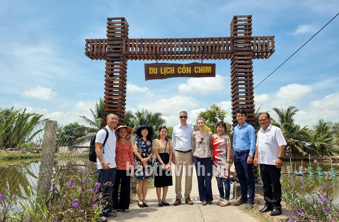 Des touristes modèle de tourisme communautaire de Côn Chim. Photo: baotravinh.vn 080311con3.jpg