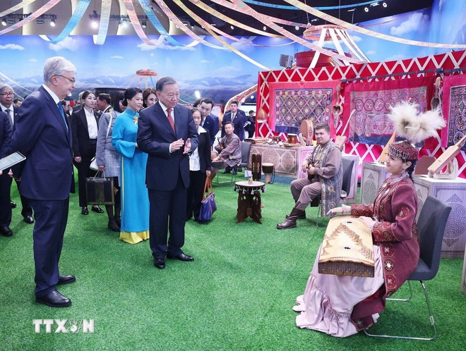 Le secrétaire général du Comité central du Parti communiste du Vietnam Tô Lâm et son épouse Ngô Phuong Ly ainsi que le président kazakh Kassym-Jomart Tokayev se rendent au village ethnique « Huns », une destination unique au Kazakhstan. Photo: VNA 2.jpg