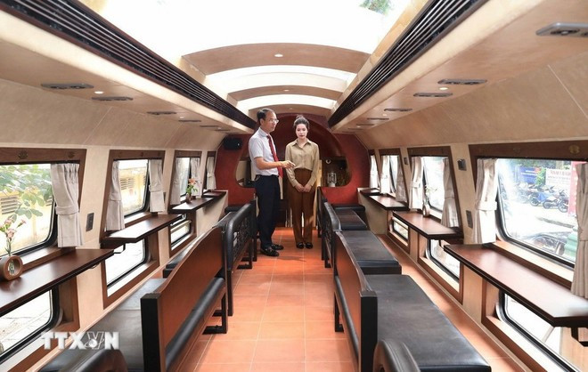 Le train touristique à deux étages. Photo: VNA 0808-tau-hoa-2-tang-6.jpg