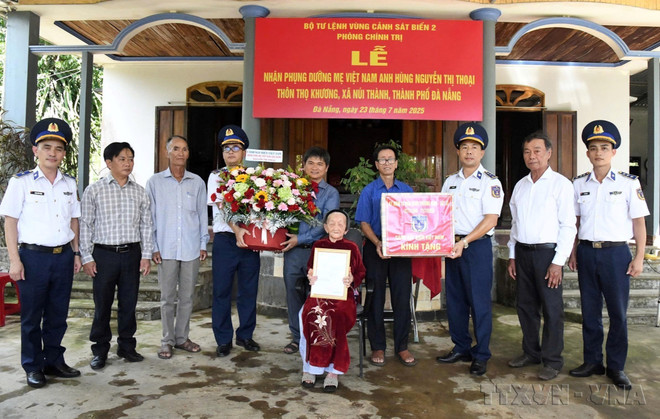 Le Commandement de la Région 2 des Garde-côtes du Vietnam prend soin de la mère héroïne Nguyen Thi Thoai domiciliée à la ville de Da Nang. Photo : VNA anh-6.jpg