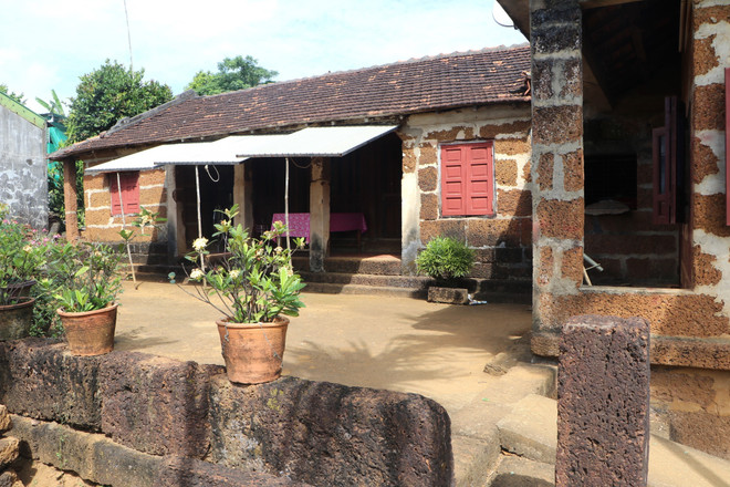 La maison est entièrement contruite en latérite par Nguyên Ngoc Thanh, hameau de Van Tuong, commune de Binh Hai, district de Binh Son, province de Quang Ngai. Photo : VNA anh-2-2.jpg