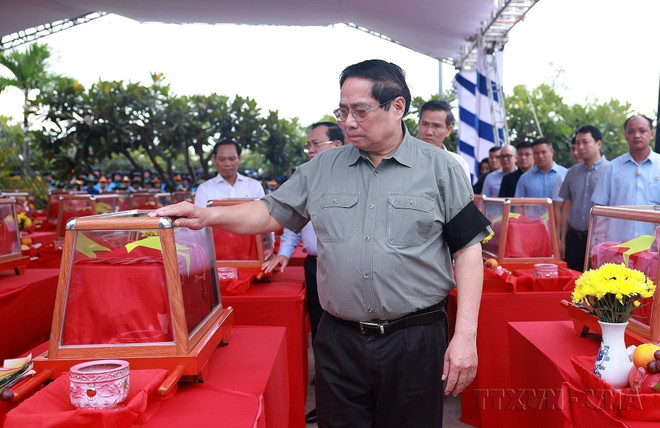 Le Premier ministre Pham Minh Chinh assiste à la cérémonie commémorative et à l'inhumation des dépouilles des soldats volontaires et des experts vietnamiens au cimetière des martyrs de Doc Ba Dac, province d'An Giang (juillet 2025). Photo : VNA anh-9.jpg