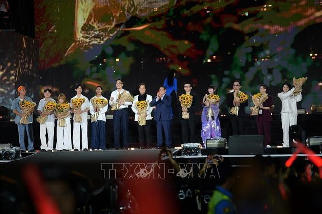 Le Premier ministre Pham Minh Chinh, les organisateurs et les artistes. Photo: VNA thu-tuong-3.jpg