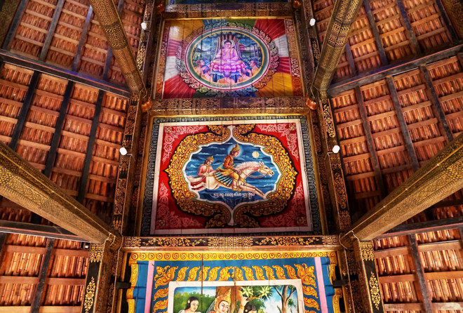 Le sanctuaire principal est vaste. À l’intérieur, les colonnes et les poutres sont entièrement dorées et laquées en rouge, avec des motifs de dragons omniprésents. Photo : VNA anh-3-4.jpg