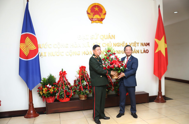 À l'occasion du 80e anniversaire de la Fête nationale du Vietnam (2 septembre 1945 –2025), l'ambassade du Vietnam à Vientiane a accueilli, les 19 et 20 août, de nombreuses délégations représentant les ministères, organismes du Laos venus présenter leurs félicitations. Photo: VNA thuong-tuong-vongkham-phommakon-thu-truong-bo-quoc-phong-lao-tang-hoa-chuc-mung-80-quoc-khanh-viet-nam-pv-tai-lao.jpg