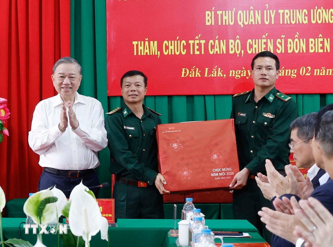 tong-bi-thu-to-lam-bi-thu-quan-uy-trung-uong-tham-chuc-tet-can-bo-chien-sy-don-bien-phong-ea-hleo-4.jpg