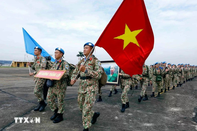 Le Vietnam a déployé près de 1.100 officiers et personnels dans les opérations de maintien de la paix de l'ONU. Photo: VNA gin-giu-hoa-binh.jpg