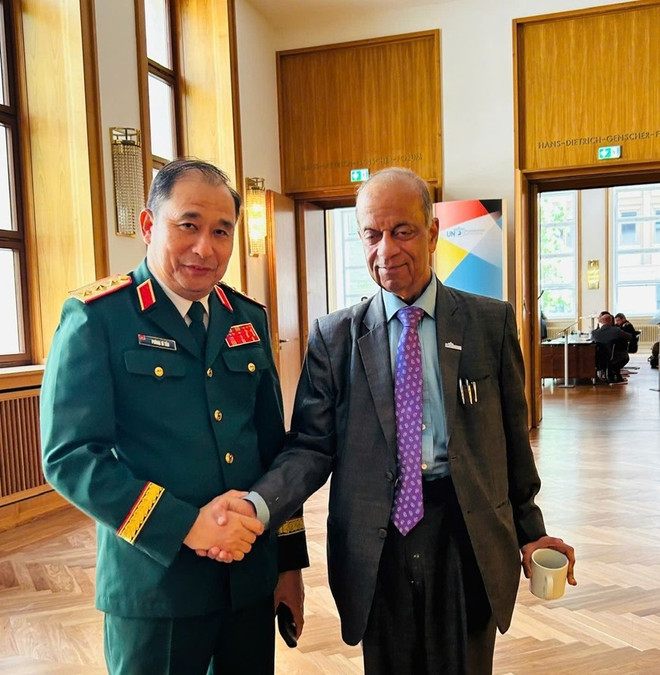 Le général Phung Si Tân rencontre Atul Khare, Secrétaire général adjoint de l’ONU. – VNA img-20250515-084901-1.jpg