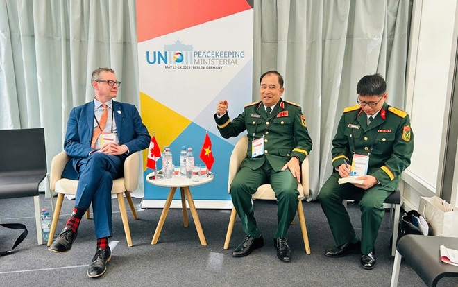Le général de corps d'armée Phung Si Tân (2e à partir de la droite) rencontre Giles Norman, directeur général du Bureau canadien des menaces et conflits transnationaux. Photo: qdnd.vn img-20250515-085755.jpg