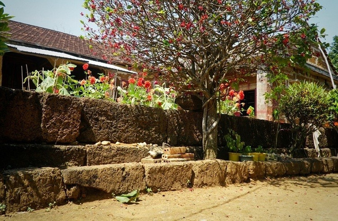 Une clôture en latérite dans le village de Van Tuong, commune de Binh Hai, district de Binh Son. Photo : Vnexpress anh-8-2.jpg