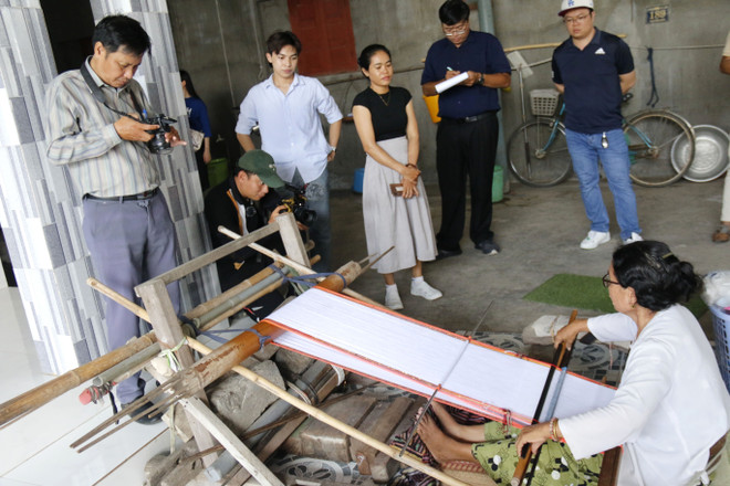 Une démonstration de tissage de brocatelle traditionnelle par la communauté cham, invitant les visiteurs à vivre une expérience culturelle à la fois vivante et authentique. Photo : VNA anh-2-1.jpg
