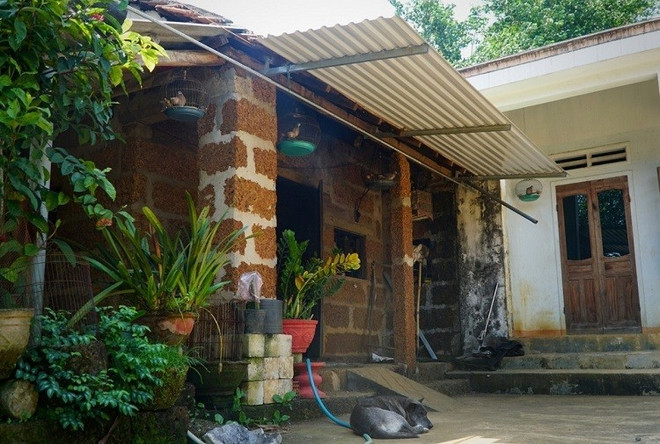 La maison en latérite a été transformée en cuisine lorsque la famille a construit une nouvelle maison. Photo : Vnexpress anh-6-2.jpg
