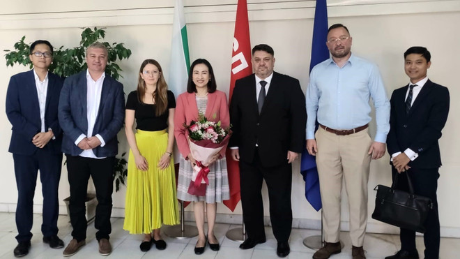vna-potal-dai-su-nguyen-thi-minh-nguyet-lam-viec-voi-pho-thu-tuong-bulgaria-8218527.jpg