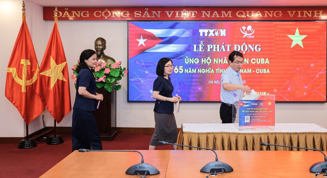 Des responsables de la VNA lors de la cérémonie. Photo: VNA vna-potal-thong-tan-xa-viet-nam-to-chuc-le-phat-dong-ung-ho-nhan-dan-cuba-trong-toan-nganh-8218613-1.jpg