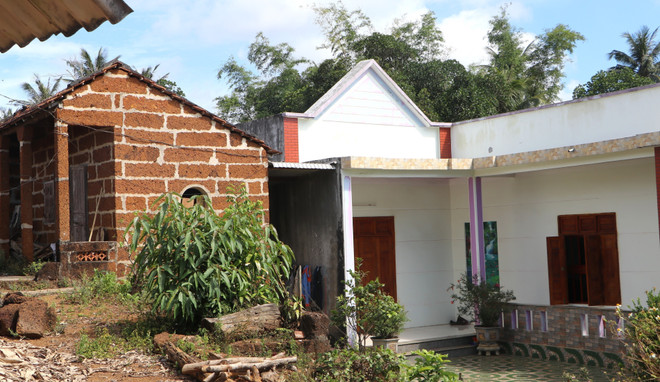 Une maison neuve et spacieuse à côté d’une maison en latérite. Photo : VNA anh-5-2.jpg