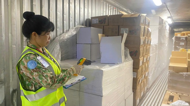 Chaque container est soumis à un protocole rigoureux : tout d’abord, les scellés sont photographiés, puis la température intérieure est mesurée avec précision — 5°C pour les aliments frais, 25°C pour les produits secs, et -19°C pour les surgelés, conformément aux standards fixés par l’ONU. Photo: VietnamPlus mu-noi-xanh-8102025-7.jpg