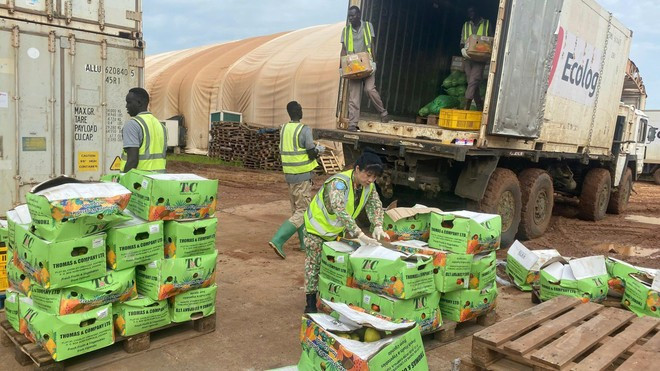 Lieutenant-colonel Vu Thi Kim Oanh inspecte les aliments frais livrés par le fournisseur au dépôt central. Photo: VietnamPlus mu-noi-xanh-8102025-6.jpg