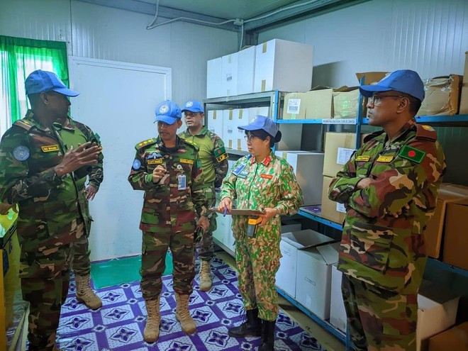 Le lieutenant-colonel Vu Thi Kim Oanh souligne que son poste dépasse largement la simple fonction technique. En effet, elle agit comme un « diplomate de la logistique » au cœur d’une mission multiculturelle et internationale. Photo: VietnamPlus mu-noi-xanh-8102025.jpg