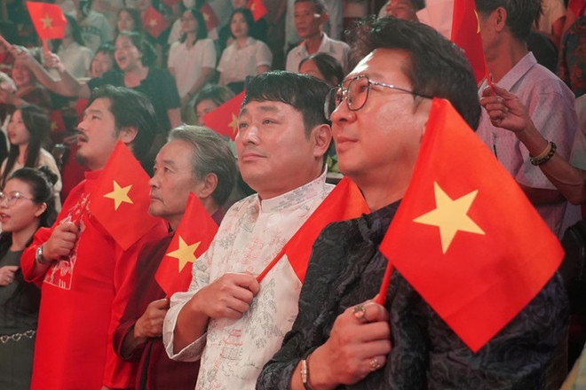 Equipe sud-coréenne. Photo: le Théâtre dramatique du Vietnam e-kip-san-xuat-tu-han-quoc-mac-ao-dai-cam-quoc-ky-viet-nam-xem-chuong-trinh-tu-phai-qua-thu-nhat-la-giam-doc-nghe-thuat-park-hyun-woo-thu-hai-la-dao-dien-cho-joon-hui-anh-nha-hat-kich-viet-nam.jpg