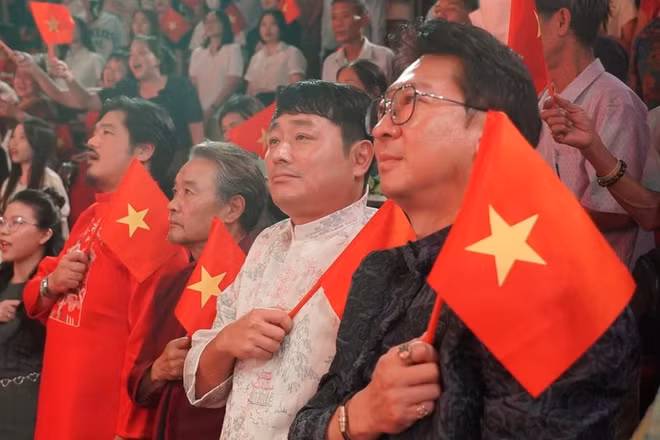 e-kip-san-xuat-tu-han-quoc-mac-ao-dai-cam-quoc-ky-viet-nam-xem-chuong-trinh-tu-phai-qua-thu-nhat-la-giam-doc-nghe-thuat-park-hyun-woo-thu-hai-la-dao-dien-cho-joon-hui-anh-nha-hat-kich-viet-nam.jpg