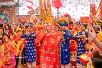 Le festival du village de Bat Trang attire des habitants et des touristes. Photo : VNA.