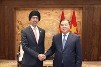 Pham Gia Tuc, membre du Bureau Politique, secrétaire et chef du Bureau du Comité central du Parti communiste du Vietnam, a reçu le 6 mars à Hanoï, l’ambassadeur de Singapour, Rajpal Singh. Photo : VNA