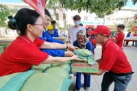 La Croix-rouge de la province de Ninh Thuan soutient des personnes en difficulté. Photo : VNA