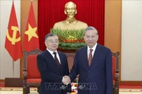 Le secrétaire général du Parti communiste du Vietnam, To Lam (droite), reçoit Li Shulei, membre du Bureau Politique, secrétaire du Secrétariat et chef du Département de l’information du Comité central du Parti communiste chinois. Photo : VNA