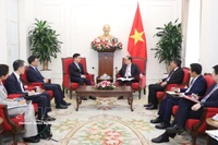 Le rencontre entre le ministre vietnamien des Affaires étrangères Le Hoai Trung et le premier vice-ministre des Affaires étrangères de la République de Corée, Park Yoon Joo. Photo : VNA