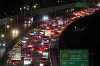 Le soir du 21 février, la circulation était dense et les véhicules avançaient lentement vers Hanoï. Photo : VNA