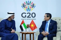 Le Premier ministre Pham Minh Chinh (droite) et le prince héritier d'Abu Dhabi, des Émirats arabes unis, Khaled bin Mohamed Al Nahyan. Photo : VNA
