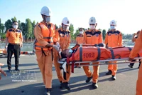 Ramener à terre le marin malade. Photo : VNA