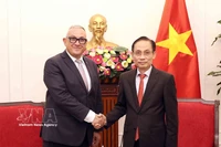 Le ministre des Affaires étrangères Le Hoai Trung (droite) et le commissaire européen aux Partenariats internationaux Jozef Síkela. Photo : VNA
