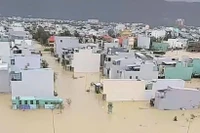 Le quartier de Hoai Nhon Dong, province de Gia Lai est sous l'eau. Photo : VNA