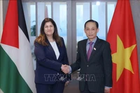 Le ministre des Affaires étrangères Le Hoai Trung et la ministre des Affaires étrangères et des Expatriés de Palestine, Varsen Aghabekian Shahin, en visite officielle au Vietnam. Photo : VNA